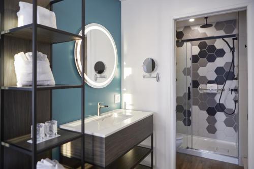 魁北克市科夫特尔酒店的一间带水槽和淋浴的浴室