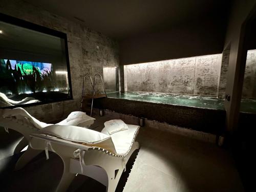 那不勒斯Magnolia Napoli的带浴缸和白色盥洗盆的浴室