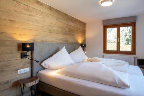 施伦斯Drei Türme Top A2的卧室配有白色的床和木墙