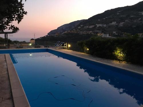 拉维罗Residence Le Villette的一座享有日落美景的大型游泳池