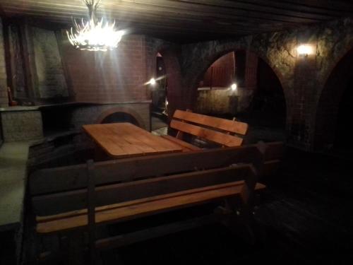 里加Great place的一间带木桌和吊灯的用餐室