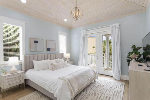 德斯坦Melrose Place的白色卧室设有床和窗户