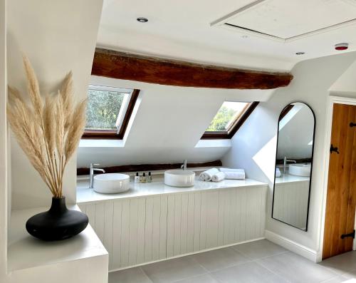阿伯利The Manor at Abberley的浴室设有2个水槽和2面镜子
