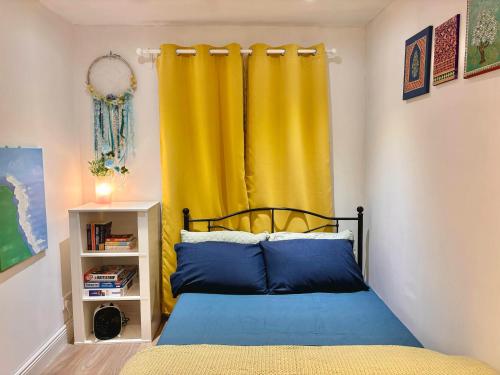 都柏林Liffey Valley Homestay的一间卧室配有一张黄色窗帘的床