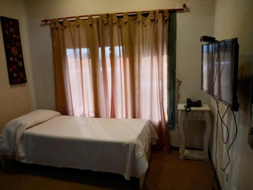 圣胡利安港Daily Suites Hotel Boutique的一间卧室配有床和带窗帘的窗户
