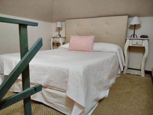 圣胡利安港Daily Suites Hotel Boutique的一间卧室配有一张带粉红色枕头的床