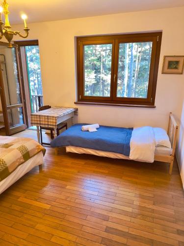 巴多尼奇亚Villa Esclusiva a 3 Piani的一间卧室设有两张床、一张桌子和窗户。