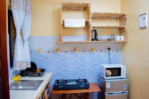 基利菲Vibrant Haven ~ Deux的一间带水槽和微波炉的小厨房