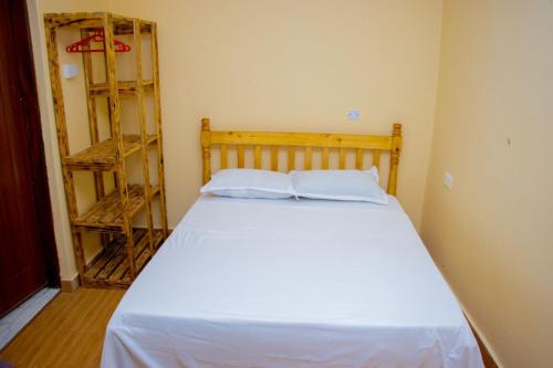 基利菲Vibrant Haven ~ Deux的卧室配有白色的床和2个枕头