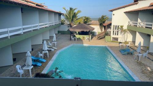 阿尔科巴萨Hotel Convés do Farol的酒店前的游泳池