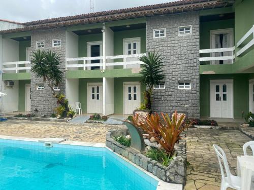 阿尔科巴萨Hotel Convés do Farol的一座房子前面设有游泳池