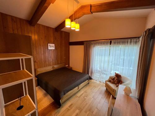 拉兹洛格Villa - VALL DI VALL in Pirin Golf & Country Club的一间卧室设有一张床和一个窗口