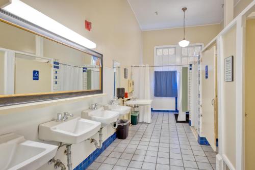 旧金山旧金山渔人码头美国国际青年旅舍的浴室设有3个水槽和2面镜子