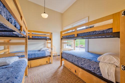 旧金山旧金山渔人码头美国国际青年旅舍的房屋内带三张双层床的房间