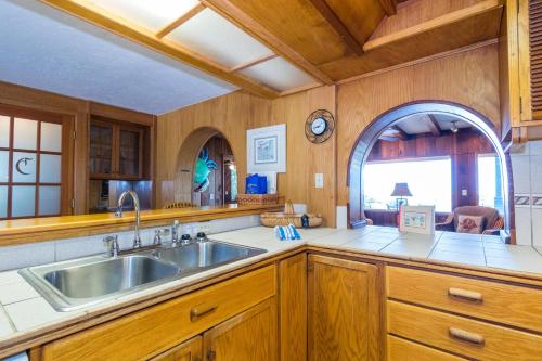 安娜玛丽亚Azure Seas的一个带水槽和大窗户的厨房