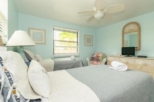 安娜玛丽亚Azure Seas的一间卧室设有一张床和一间客厅。