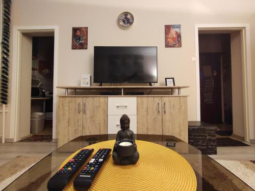 凯奇凯梅特Hírös Home的电视机前的桌子上的遥控器