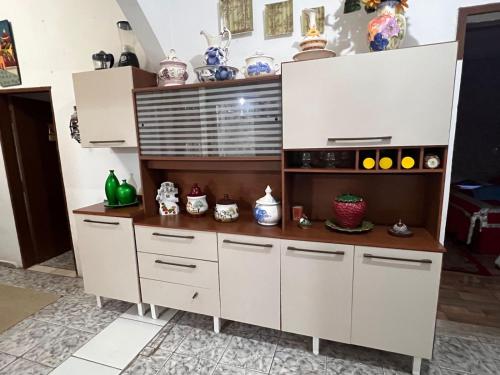 阿帕雷西达A CASA DE IRENE I的厨房配有白色橱柜和陶瓷