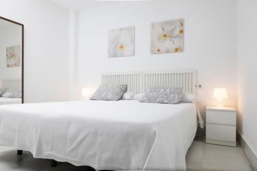 圣玛丽亚港帕拉西奥德卢甲酒店的白色卧室配有白色床和2个枕头