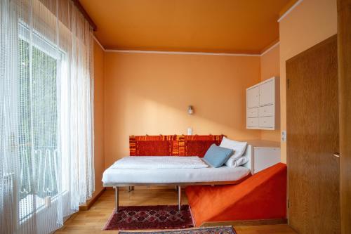 因斯布鲁克Innsbruck Garden Residence的一张位于带大窗户的房间内的床铺