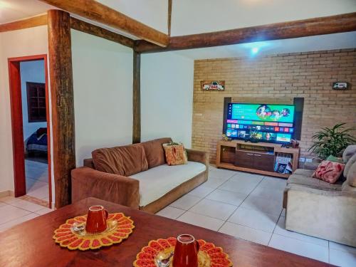 乌巴图巴Country House - Ubatumirim Beach的带沙发和电视的客厅