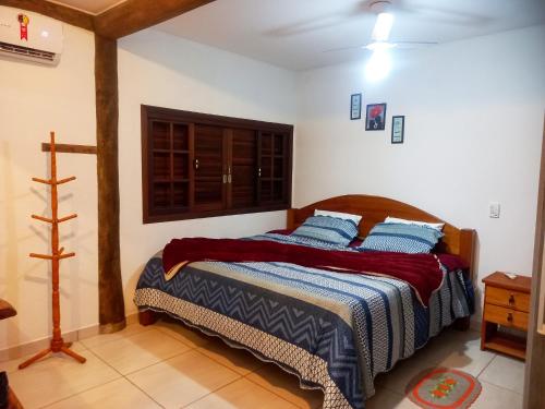 乌巴图巴Country House - Ubatumirim Beach的一间卧室设有一张床和一个窗口