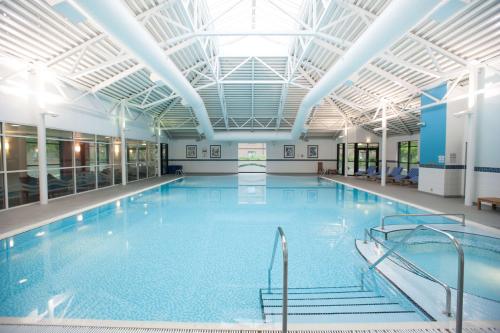 英格里斯顿爱丁堡机场希尔顿逸林酒店的大楼内的大型游泳池