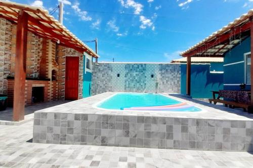 卡波布里奥Refúgio dos Lagos.的一座游泳池位于一座带房子的庭院的中央
