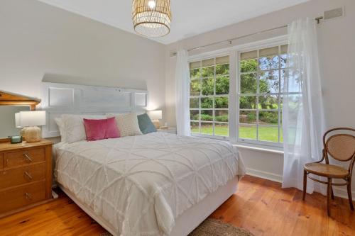 MypongaSpottiswoode - 215 Barclay Road, Myponga的一间卧室设有一张床和一个大窗户
