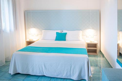 滨海波利尼亚诺皮埃特拉布鲁Spa度假酒店 - CDS酒店的一张大床,位于带两盏灯的房间