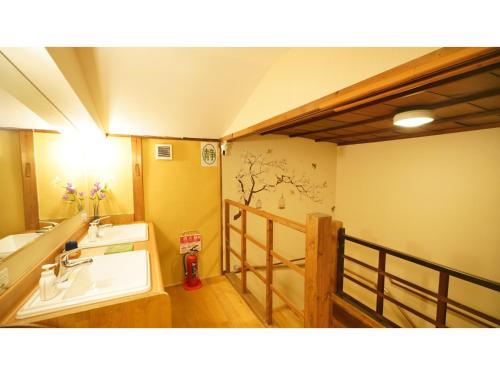 宇治市Uji Tea Inn - Vacation STAY 27216v的浴室配有盥洗盆、镜子和盥洗盆