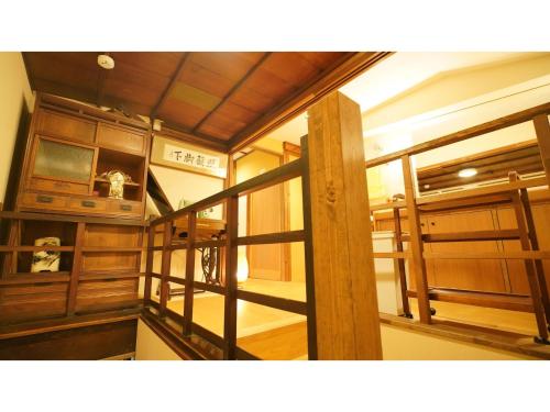 宇治市Uji Tea Inn - Vacation STAY 27216v的客房享有带木墙和楼梯的客房的景致。