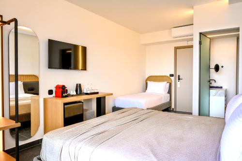 斯基亚索斯镇Skia, Premium Key Collection的一间酒店客房,配有一张床和一台电视
