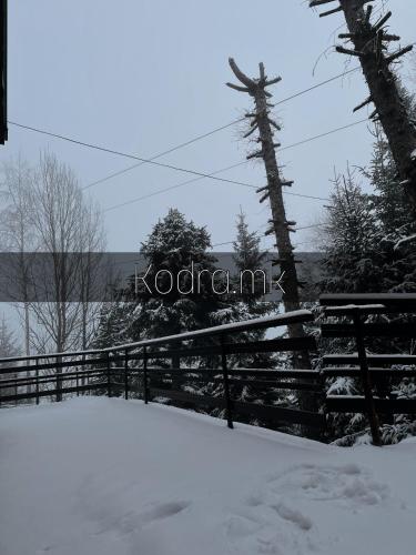 泰托沃Kodra - Villa 71的围栏旁的雪覆盖的栅栏