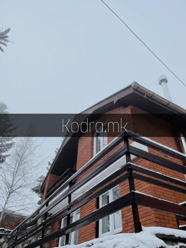 泰托沃Kodra - Villa 71的雪中带黑色屋顶的砖屋