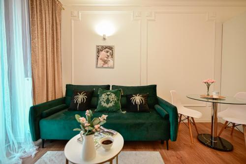 华沙BETTER PLACE Classical Warsaw的客厅配有绿色沙发和桌子