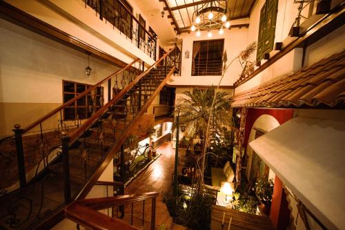 昆卡Hotel Casa del Barranco的享有带楼梯和植物的建筑的顶部景色