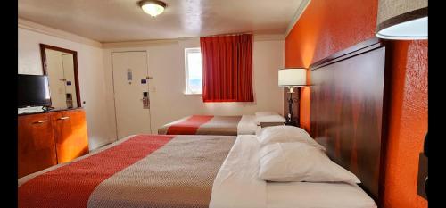 卡农城Motel 6-Canon City, CO 719-458-1216的酒店客房设有两张床和电视。