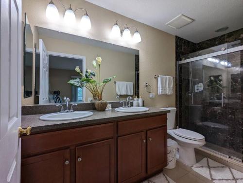 萨拉索塔Mint Home of Siesta Key's 3/2 & Serene Patio!的一间带两个盥洗盆、淋浴和卫生间的浴室