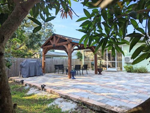 萨拉索塔3Bed & 2Bath Property Couple minutes from Siesta Key Beach & Downtown Sarasota的庭院中配有桌椅的凉亭