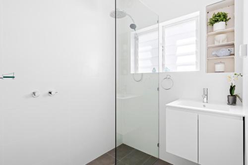 悉尼Little Manly 3 Bedroom Sanctuary的带淋浴和盥洗盆的白色浴室