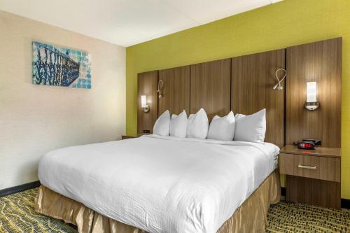 沃本新英格兰贝斯特韦斯特酒店 - 波士顿/北部酒店的一张大白色的床,位于酒店客房内