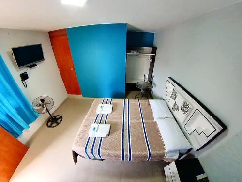 伊察El Boulevard de Huacachina的一间卧室配有一张床和一个蓝色的橱柜