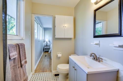 格林斯伯勒Laptop-Friendly Greensboro Home with Fireplace!的一间带水槽、卫生间和镜子的浴室