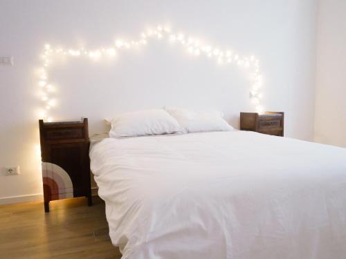 里米尼Anita Bnb Rimini的一间卧室配有白色的床和灯。