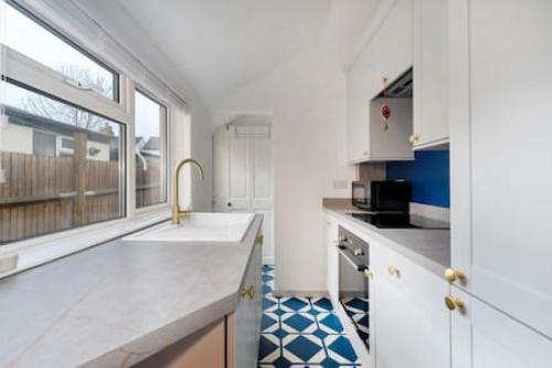克罗伊登Cosy 2-bedroom house in Croydon的厨房设有水槽和窗户。