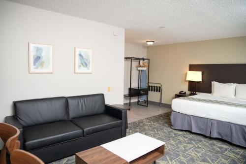 蒙特罗斯SureStay Plus by Best Western Montrose的酒店客房,配有床和沙发