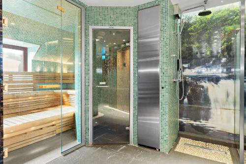 哥德堡Hotell Heden - BW Signature Collection的带淋浴的浴室和玻璃门