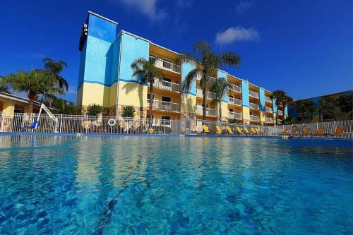 奥兰多Orlando International Drive North Hotel的酒店前方的大型游泳池