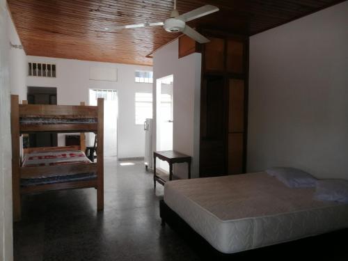 拉多拉达Casa lowcost relajación的一间卧室配有一张床和吊扇